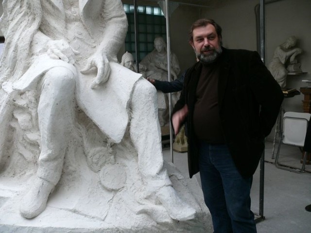 Najwięcej uwag wywołuje układ rąk pisarza, zaproponowany przez profesora Gustawa Zemłę. Paweł Pietrusiński (na zdjęciu), najbliższy współpracownik rzeźbiarza, który współtworzy pomnik, mówi, że zaproponowana wersja jest robocza i wszystkie uwagi są cenne.
