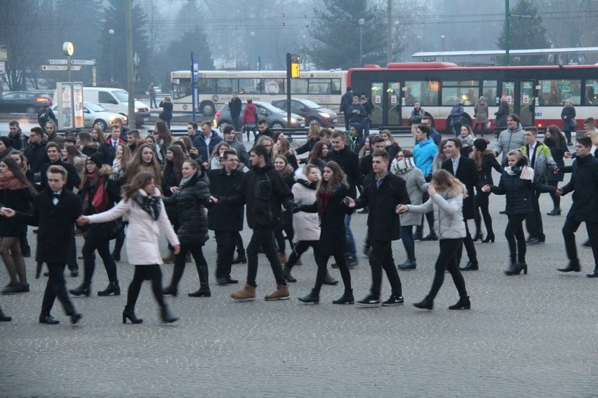 Dąbrowscy maturzyści zatańczyli poloneza na placu Wolności