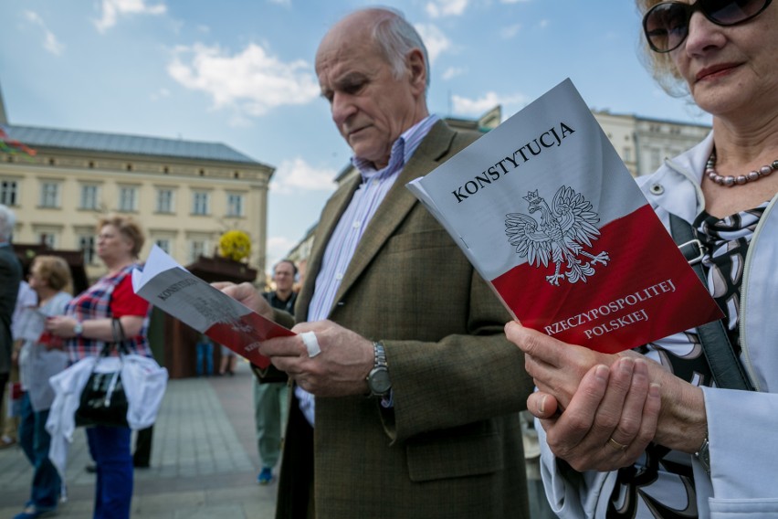 Znani krakowianie czytali konstytucję na Rynku [ZDJĘCIA, WIDEO]