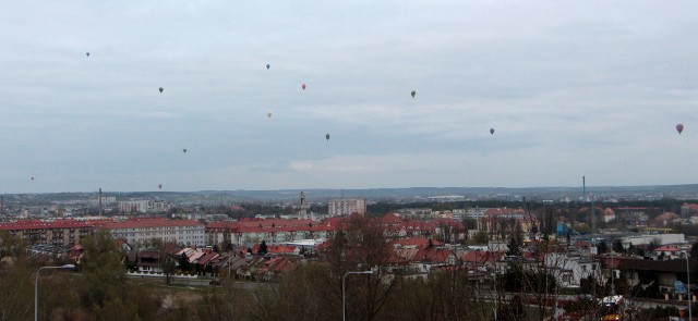 Wieczorową porą w czwartek odbył się pierwszy przelot balonów nad Grudziądzem w nie najlepszej widzialności. Oby następne przeloty były lepiej widoczne.