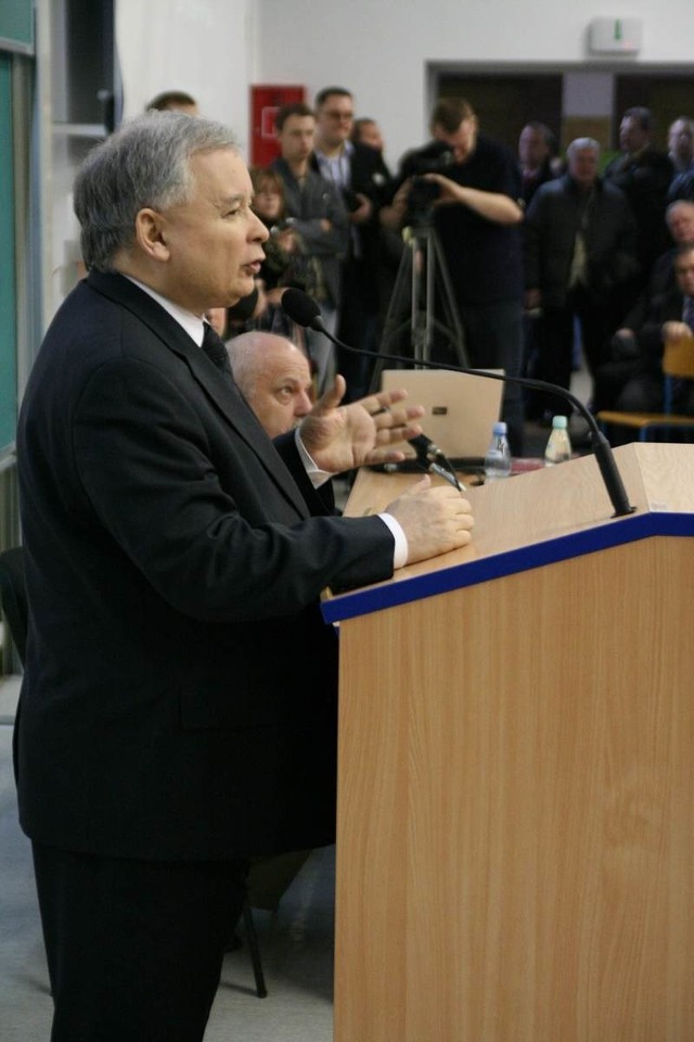 Na zdjęciu prezes Kaczyński na spotkaniu w auli Wyższej Szkoły Humanistyczno-Ekonomicznej.
