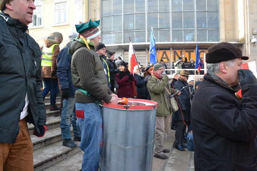 Manifestacja KOD w Bielsku-Białej. Mróz, demokracja, narodowcy i... poseł Pięta [ZDJĘCIA]