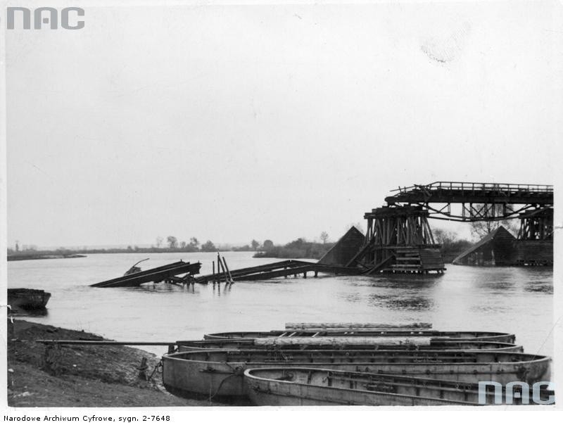 Zniszczony most na Bugu w Broku  - 1939 rok....
