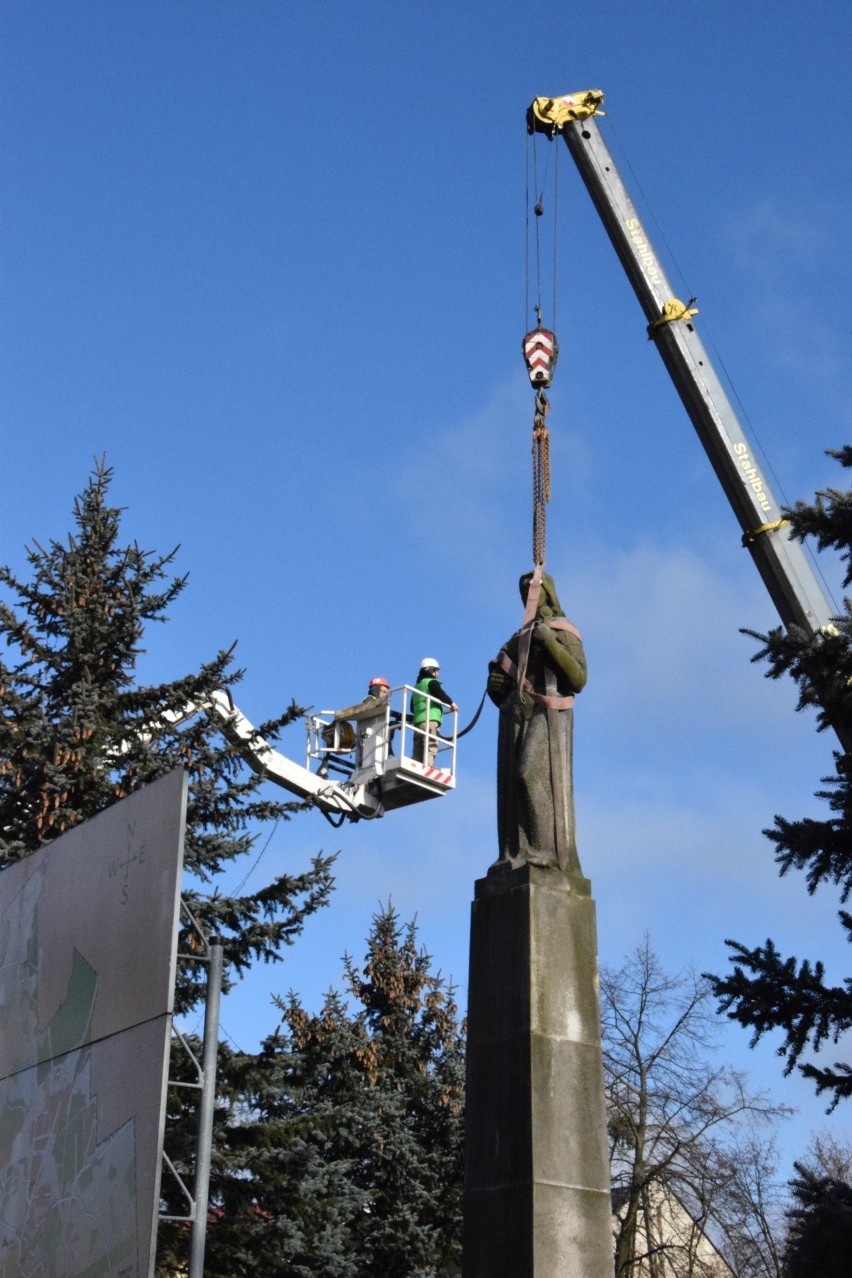 Sejny. Demontują Pomnik Zwycięstwa/Matki Polki. Najtrudniej będzie z sowieckimi żołnierzami (zdjęcia, wideo)