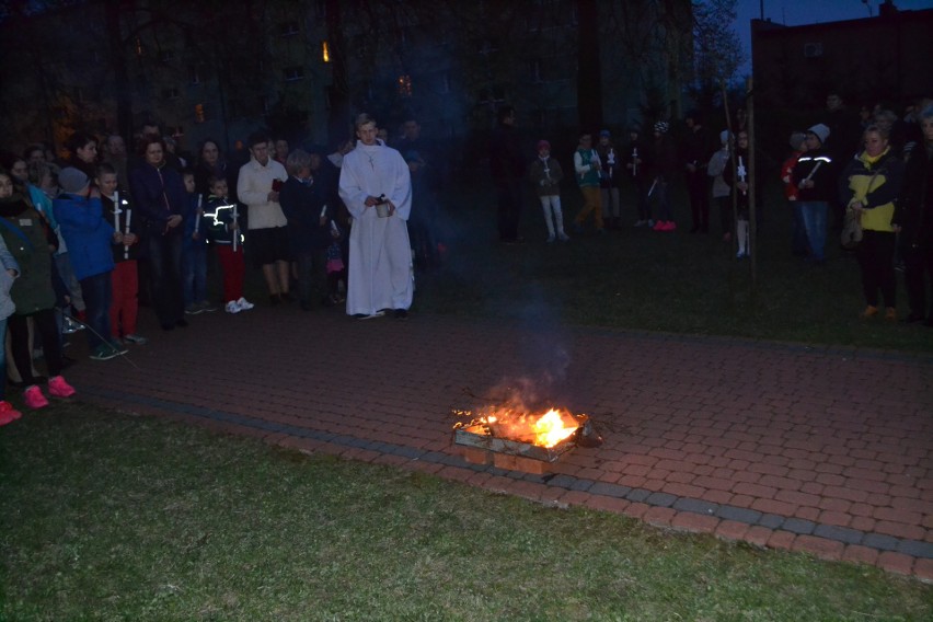 Liturgia Wigilii Paschalnej: święcenie ognia w Myszkowie ZDJĘCIA