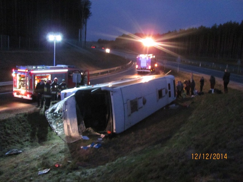 Wypadek autobusu jadącego z Wrocławia. Autokar rozbił się na drodze S8 (ZDJĘCIA)