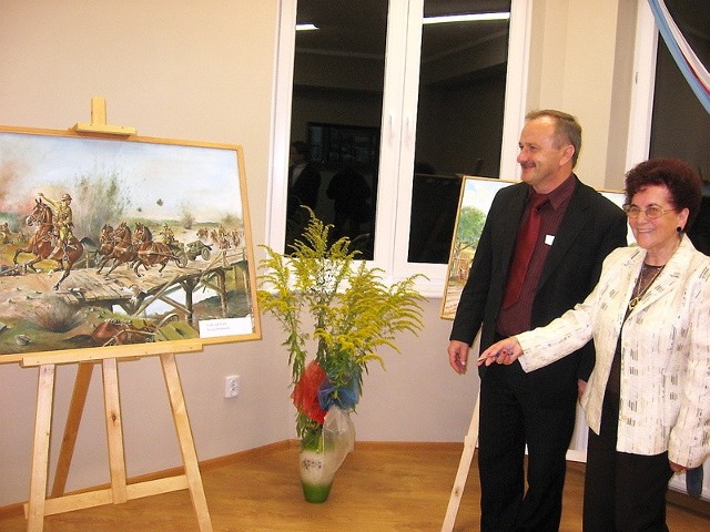Kazimiera Szark pokazuje obrazy Zygfryda Szycha Józefowi Kołakowi