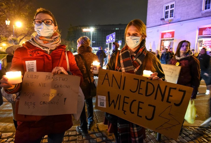 Ani jednej więcej. Protest przed gdańskim biurem PiS-u. Ku pamięci kobiety, która zmarła w 22 tygodniu ciąży