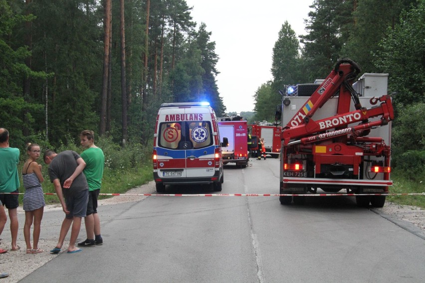 Tragiczny wypadek w gminie Zagnańsk. Nie żyje młoda kobieta, wśród rannych dziecko
