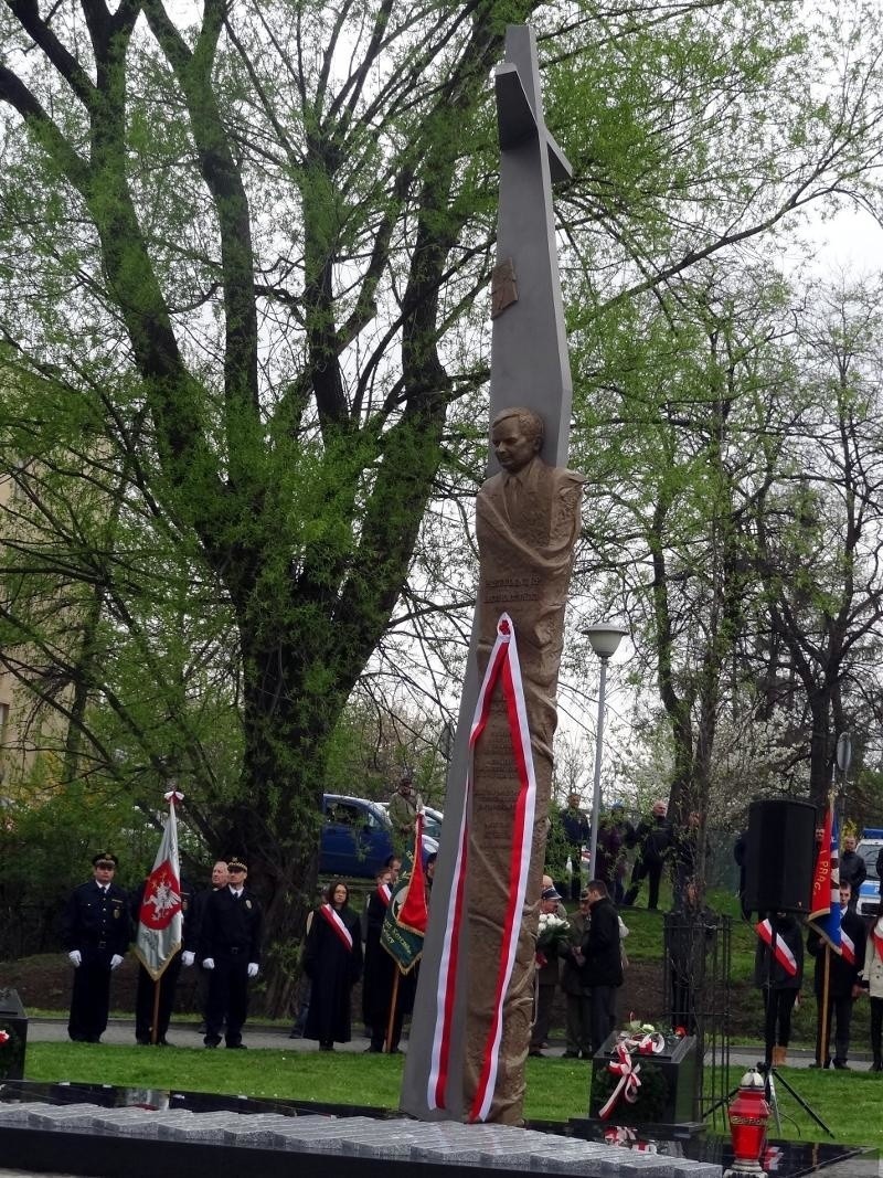 Pomniki smoleńskie w Polsce [ZDJĘCIA]. Rzeźby upamiętniające Lecha Kaczyńskiego i ofiary katastrofy smoleńskiej