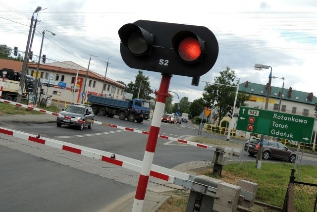 Szlabany u zbiegu ulic Toruńskiej, Sadowej i Warszawskiej zamykane są częściej, to i korków jest więcej