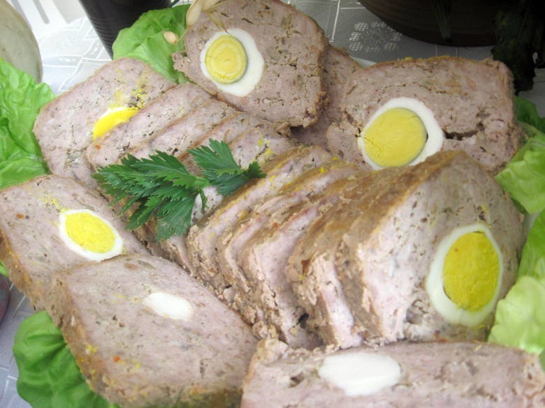 Jaskółcze gniazda, czyli jajka zapieczone w mięsie mielonym.