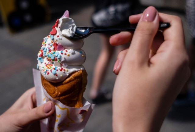 Badania pokazały, że latem ulubionym deserem Polaków są lody. Pojawia się coraz więcej oryginalnych smaków, jednak Polacy pozostają tradycjonalistami i najczęściej wybierają lody śmietankowe, czekoladowe, waniliowe i truskawkowe.Lody są uważane przez wielu za bombę kaloryczną. Jednak ten zimny, słodki deser ma też sporo zalet - lody są szybko trawione i nie zalegają długo w przewodzie pokarmowym.Aby spalić kalorie z porcji lodów, wystarczy przez około jedną godzinę czytać na głos książkę lub namiętnie się całować.Ile kalorii mają lody? Które popularne smaki lodów są najbardziej kaloryczne? Zobacz teraz w naszej galerii >>>>>