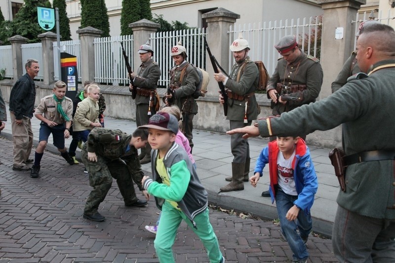 Piknik historyczny przed łódzką katedrą [zdjęcia]