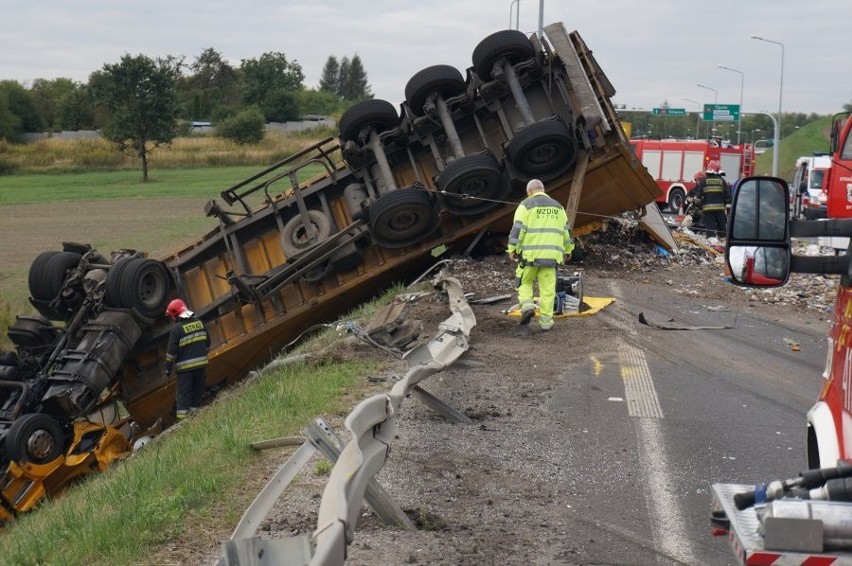 Wypadek ciężarówki i samochodu osobowego przy Plejadzie w...