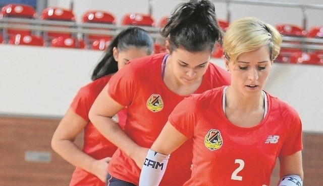 Na zdjęciu podczas treningu libero Kamila Colik, oraz dwie środkowe - Paulina Stroiwąs i Sava Thaka.