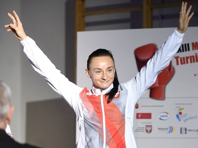 Sandra Drabik ze Sportowego Klubu Soma Gym Kick Boxing Kielce w geście triumfu po wygraniu Turnieju Feliksa Stamma
