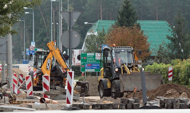 Robotnicy firmy "Feniks" o około metr poszerzyli jezdnię ul. Południowej w Grudziądzu