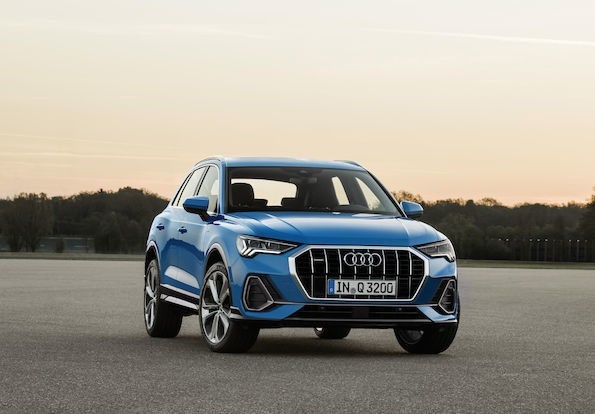 Audi Q3 Bazowym silnikiem tego modelu jest 1,5-litrowa jednostka benzynowa o mocy 110 kW (150 KM) i 250 Nm momentu obrotowego. Wyposażona jest ona w układ cylinder on demand, wyłączający czasowo przy niskich i umiarkowanych obciążeniach drugi i trzeci cylinder, co wpływa na zmniejszenie zużycia paliwa. Fot. Audi