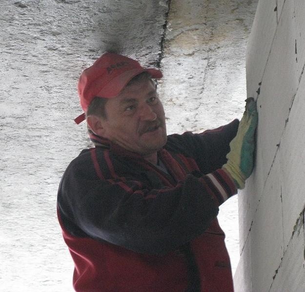 Ściany działowe na drugim poziomie segmentu C w gimnazjum w Strzelcach stawia pracownik budowlany Zdzisław Rogulski