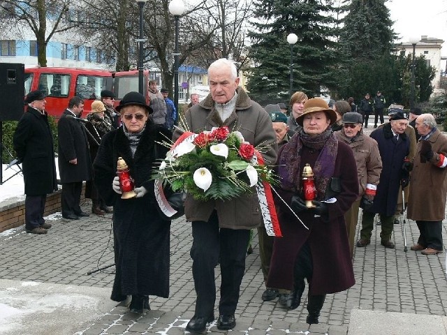 Delegacje samorządowców oraz stowarzyszeń złożyły wieńce przy pomniku majora Hieronima Dekutowskiego.