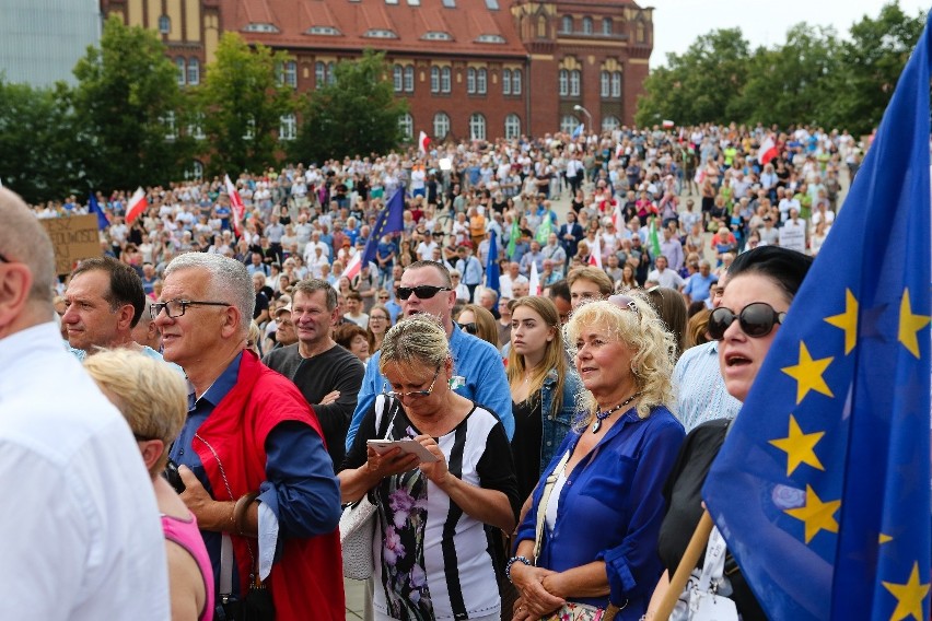 Protest na Placu Solidarności przeciwko reformie sądów. Przyszedł tłum [zdjęcia, wideo] 