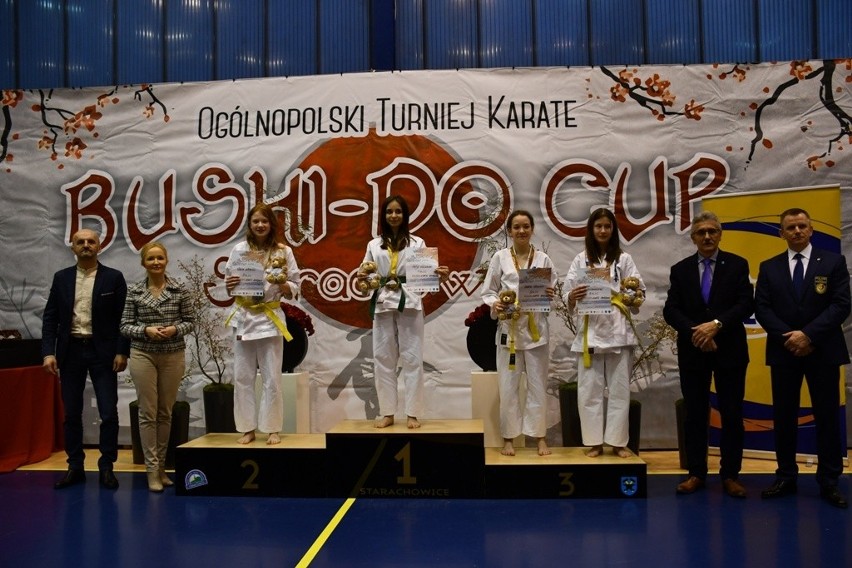 Aż osiem medali Klubu Karate Morawica  i Piekoszów w turnieju na Starachowicach. Zobacz zdjęcia 