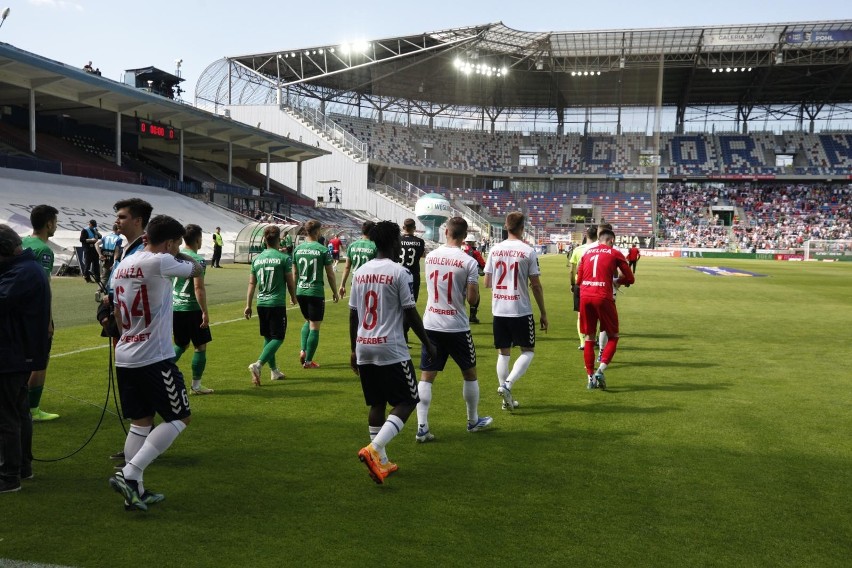 Górnik Zabrze gra na stadionie z trzema nowymi trybunami....