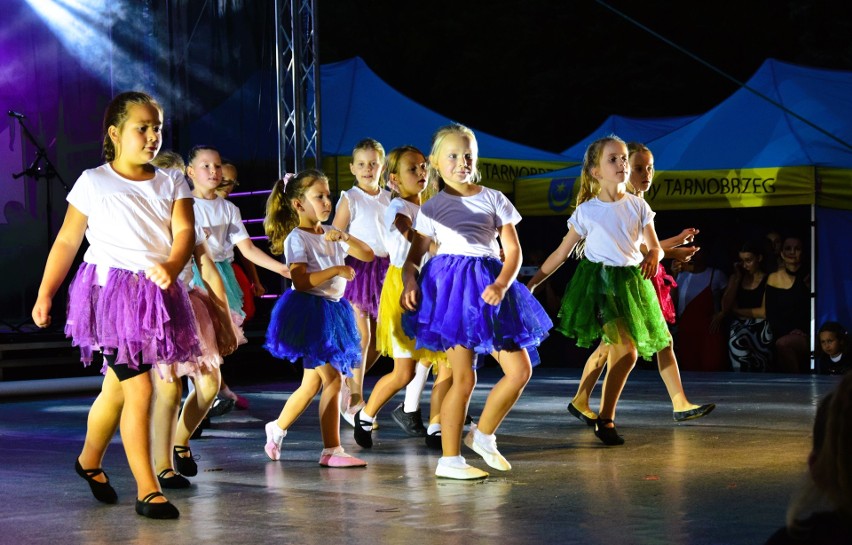 Dzieci, młodzież i dorośli pokazali swoje talenty podczas II Letniego Festiwalu Muzyki, Tańca i Teatru w Tarnobrzegu. Zobacz zdjęcia 