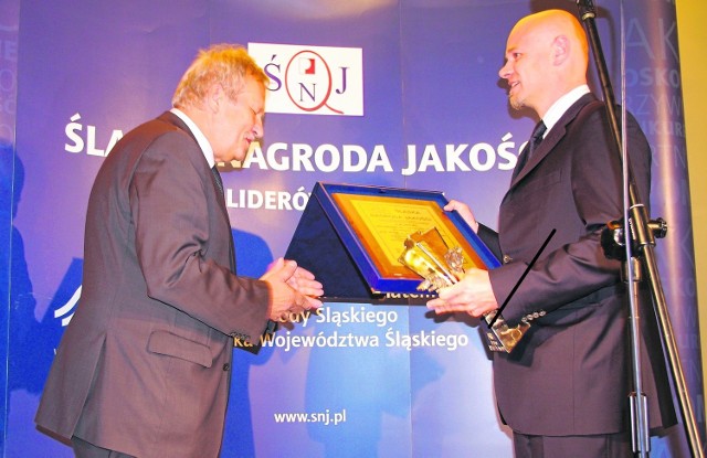 Prof. dr hab. n. med. Adam Maciejewski (z prawej) odebrał z rąk Janusza Steinhoffa Honorową Indywidualną Śląską Nagrodę Jakości