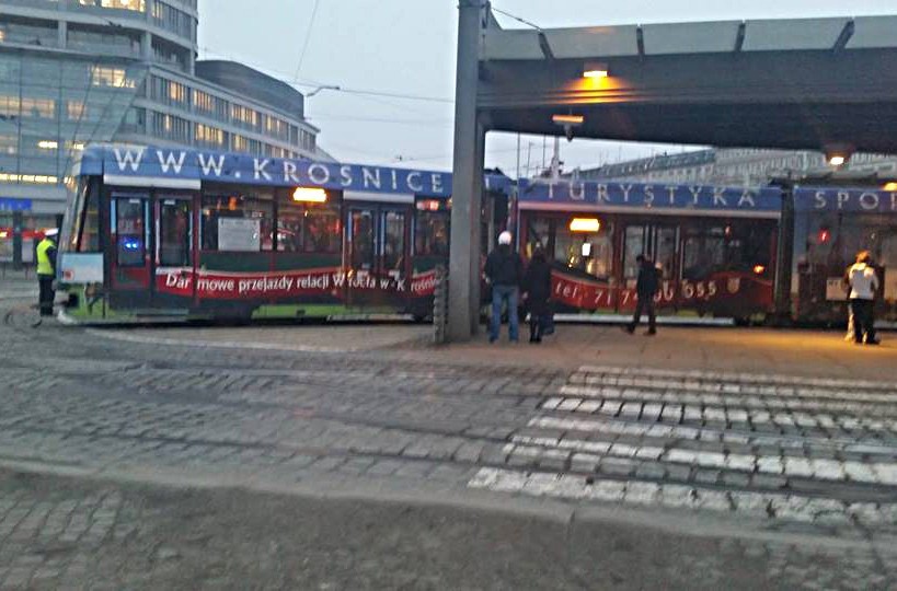 Wrocław: Wykolejenie tramwaju na rondzie Reagana (ZDJĘCIA)