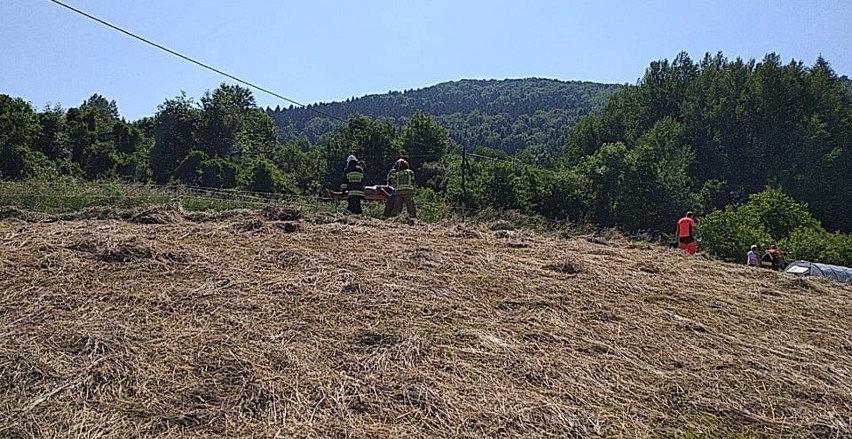 Szymbark. Mężczyzna przygnieciony przez ciągnik. Trwa akcja ratunkowa. Mężczyzna z obrażeniami ciała trafił do gorlickiego szpitala