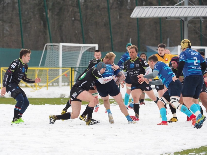 Rugby. Master Pharm Budowlani Łódź walczyli na śniegu, ale mistrz wygrał ZDJĘCIA