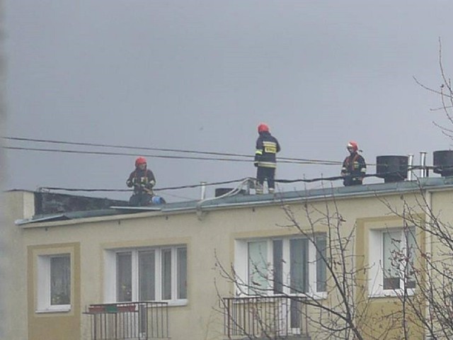 Na zdjęciu strażacy zabezpieczają, zerwany przez wiatr dach na bloku przy ulicy Dunikowskiego 5 w Bydgoszczy