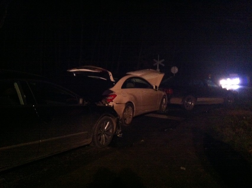 Wypadek na drodze Wrocław - Jelcz-Laskowice. Przed niestrzeżonym przejazdem zderzyły się 3 auta FOTO
