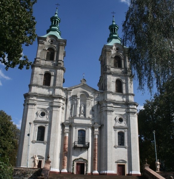 Wśród obiektów sakralnych Piekoszowa wyróżnia się kościół zbudowany w XIV wieku przez ród Odrowążów.