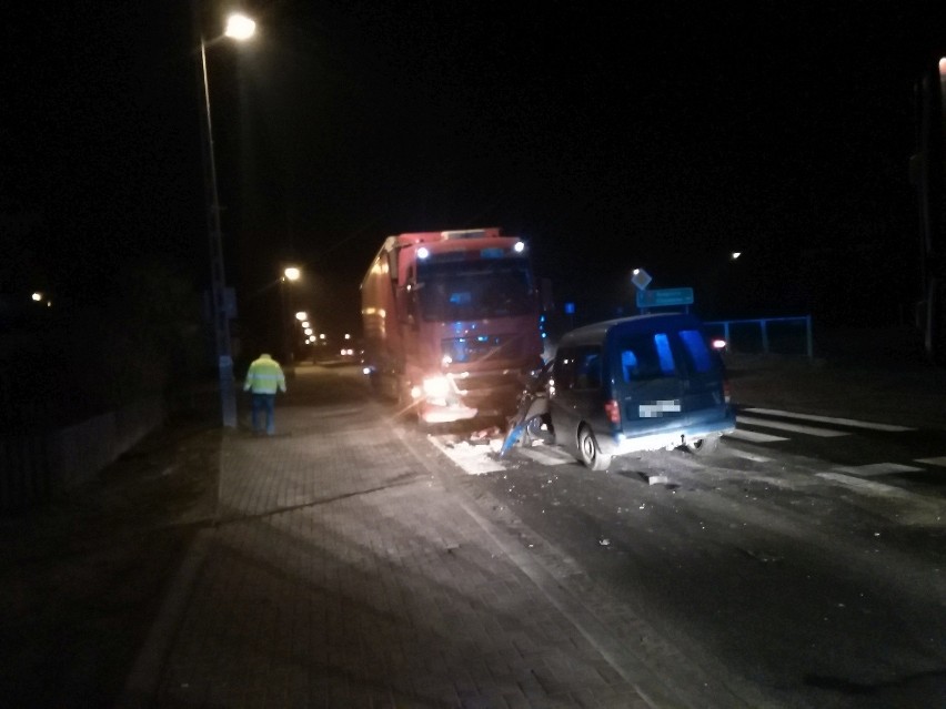 Wypadek w Suchaniu. Auto zderzyło się z ciężarówką [zdjęcia]