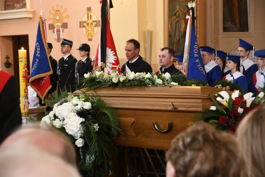 Pogrzeb Stanisława Matuszczyka, byłego sekretarza Urzędu Gminy Słupia oraz wójta Łopuszna. Tłum na uroczystości