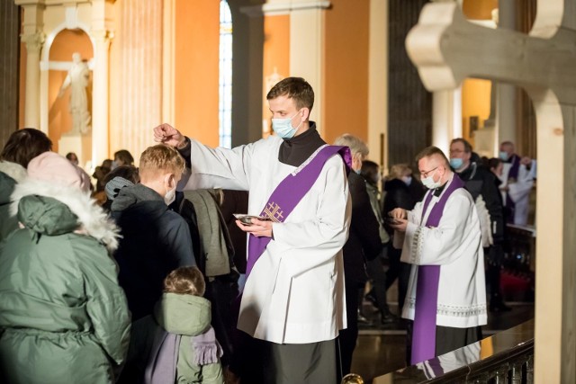 Środa Popielcowa to dzień ruchomy, uzależniony od terminu Wielkanocy. Tego dnia wierni przychodzą do kościoła, uczestniczą w mszy świętej, a kapłani na znak pokuty posypują im głowy popiołem. Tak było dziś rano w bydgoskiej Bazylice.