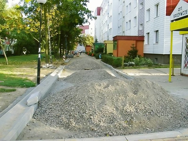 Mieszkańcy bloków przy ul. Andromedy jeszcze przez jakiś czas nie dojadą do domów samochodami.