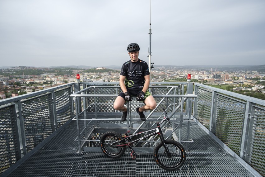 Krystian Herba wskoczył rowerem na AZ Tower - najwyższy...