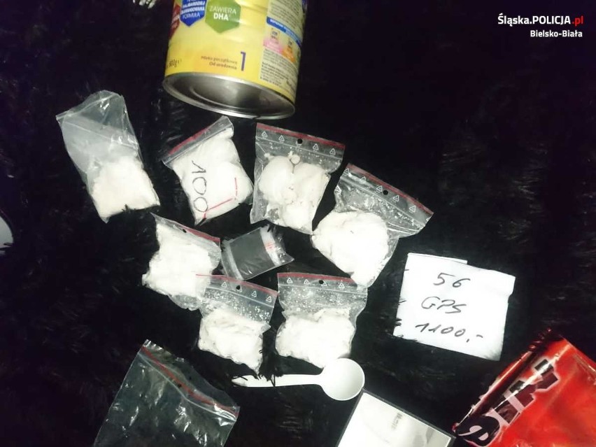 Zatrzymanie dilera narkotyków w Bielowicku. Policjanci przechwycili znaczne ilości amfetaminy i dopalaczy