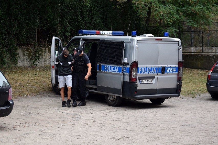 Wypadek w centrum Stargardu. Kierowca BMW doprowadzony do prokuratury. Usłyszał poważny zarzut [ZDJĘCIA]