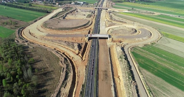 Budowa autostrady A1, odcinek E. Na śladzie dawnej gierkówki powstaje tu 17 km trzypasmowej betonowej autostrady. Tak plac budowy wyglądał w kwietniu 2020 roku.Przesuwaj zdjęcia w prawo - naciśnij strzałkę lub przycisk NASTĘPNE