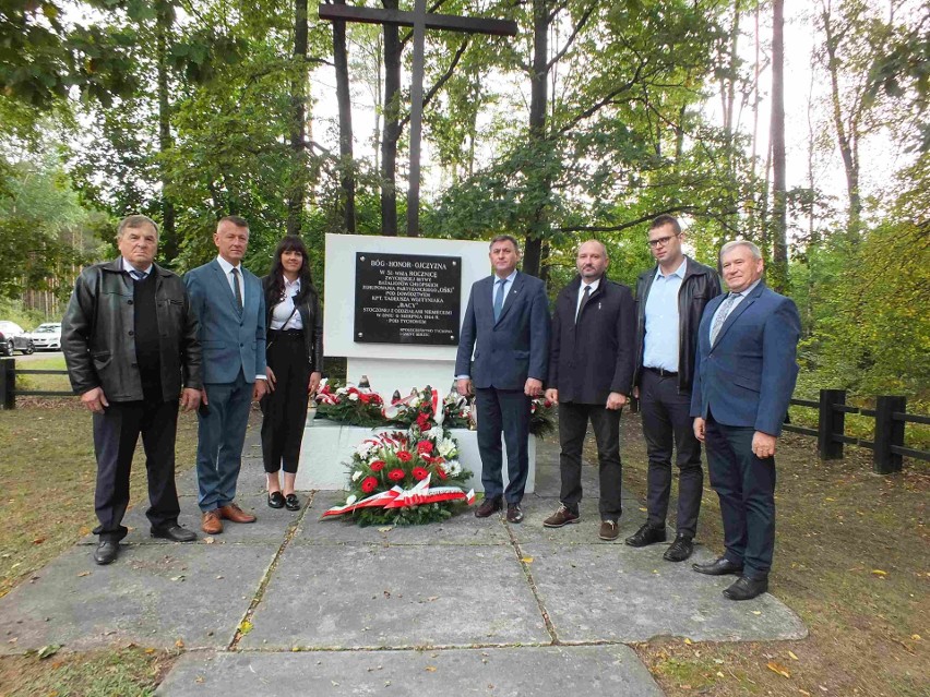 Gmina Mirzec. Rocznicowe uroczystości „Bacy” z ponad miesięcznym opóźnieniem, w kościele i przy pomniku