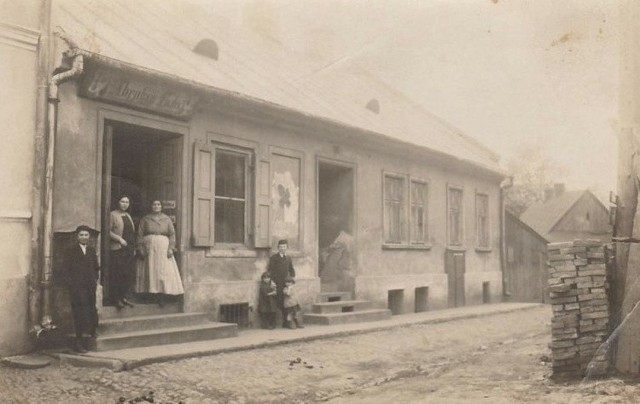 Znaleziona część framugi drzwi pochodzi z przedwojennego budynku w Oświęcimiu na ul. Mały Rynek (obecnie ul. Piastowska)