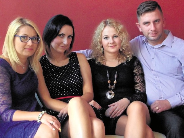 Od lewej:  Iwona Sulwińska (kosmetolog), Agnieszka Kobylarz (właściciel salonu), Marta Jurkiewicz (fryzjerka), Włodzimierz Kobylarz (manager salonu i mąż właścicielki).