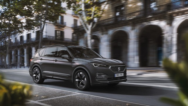 Hybrydowy SEAT Tarraco FR PHEVCałkowita moc wyjściowa systemu Tarraco wynosi 245 KM (180 kW)/400 Nm, co przekłada się na maksymalną prędkość wynoszącą 217 km/h. Silnik pozwala mu rozpędzić się do 100 km/h w 7,4 sekundy. Oficjalny cykl testów WLTP wykazał, że emisja CO2 utrzyma się poniżej 50 g/km.Fot. Seat