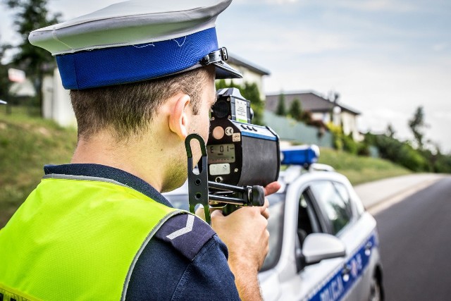 Policjanci apelują o rozwagę na drodze i przypominają, że nadmierna prędkość to wciąż jedna z głównych przyczyn zdarzeń drogowych.