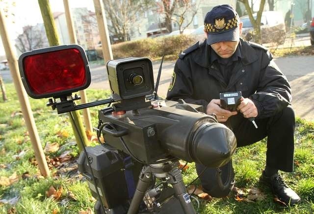 Fotoradar przy ulicy Broniewskiego, gdy jeszcze był sprawny. Na zdjęciu obsługuje go młodszy specjalista Jacek Wrześniewski